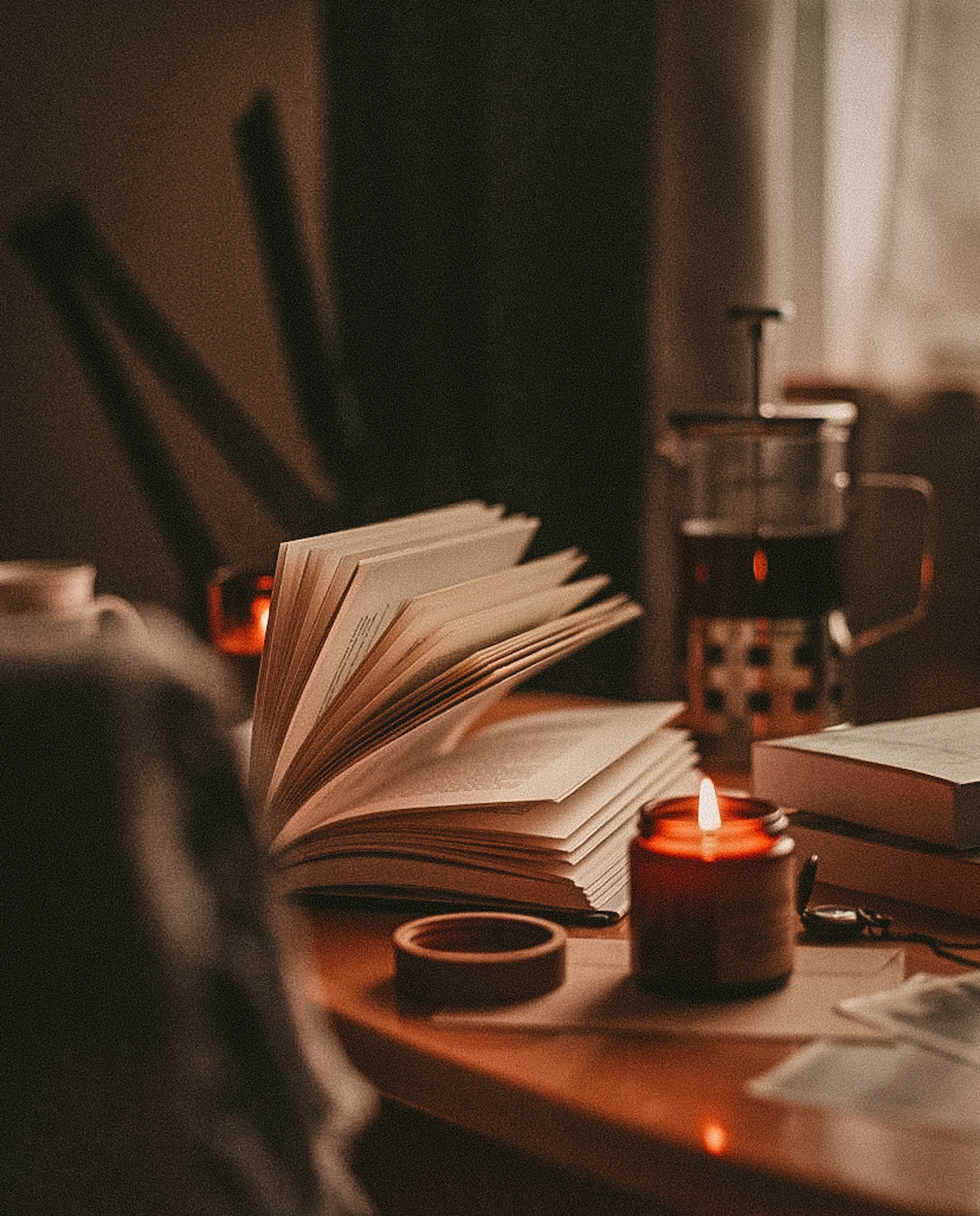 Livro, mesa de estudar, vela